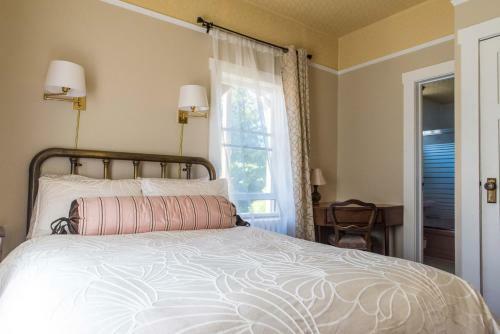Bed & Breakfast Oak Bay Guest House