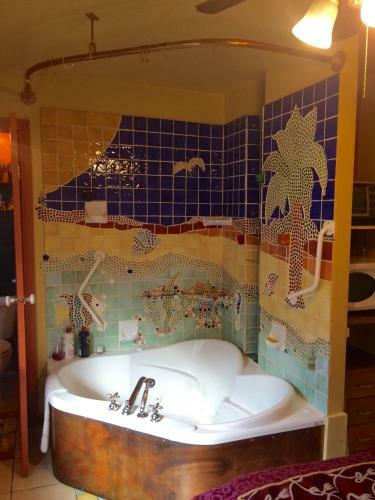 Hostal Ravensong Guest House