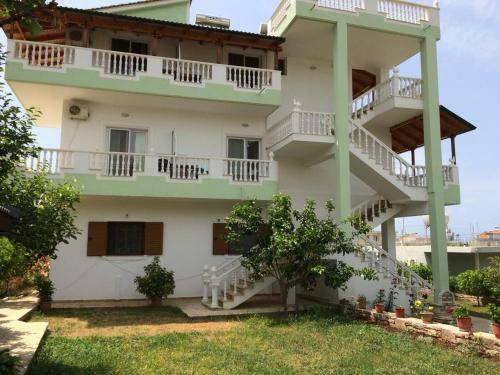 Hostal Apartments Roku