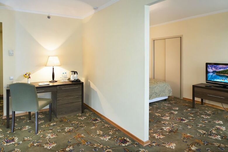 Ani Plaza Hotel