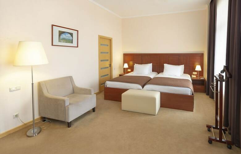 Ani Plaza Hotel