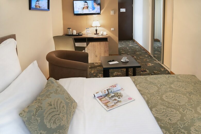 Ani Plaza Hotel