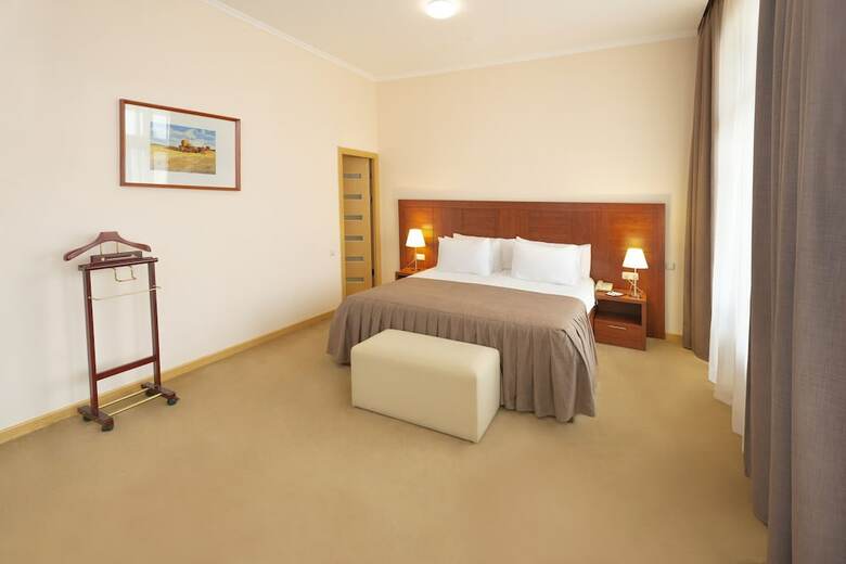Ani Plaza Hotel
