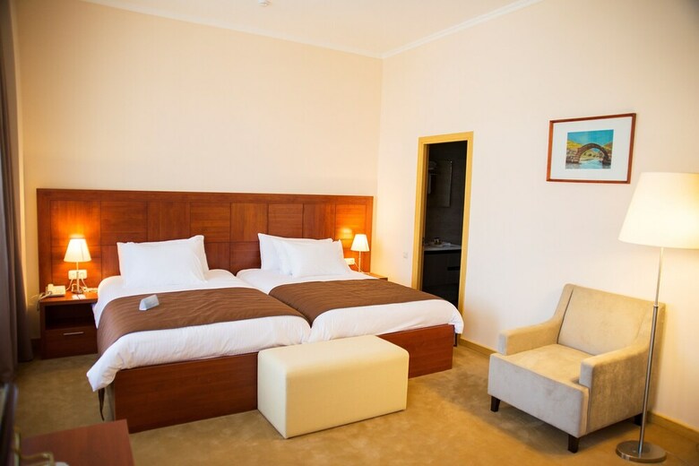 Ani Plaza Hotel