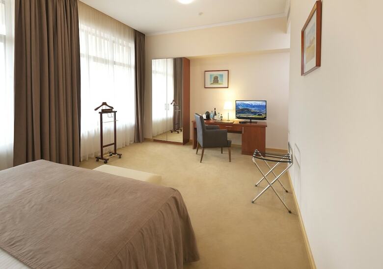 Ani Plaza Hotel