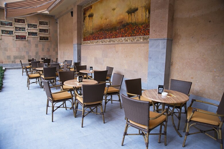 Ani Plaza Hotel
