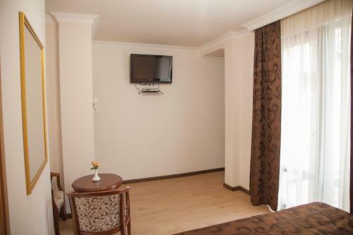 Hin Yerevantsi Hotel
