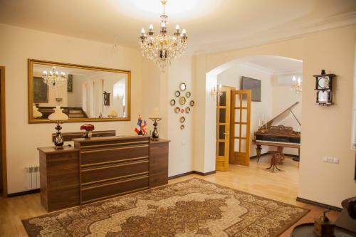 Hin Yerevantsi Hotel