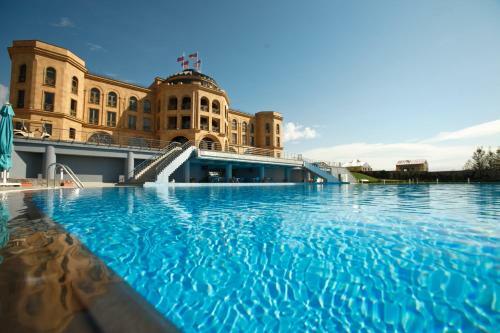 Latar Hotel Complex