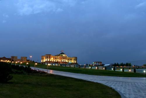 Latar Hotel Complex
