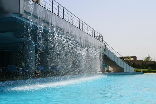 Latar Hotel Complex