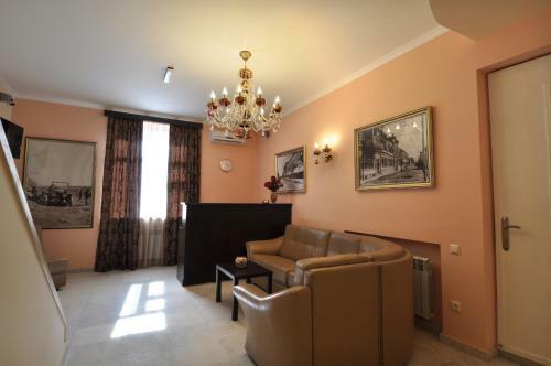 Albert House Hotel And Tours