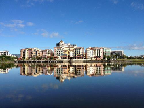 Villa Emerald Lakes Retreat