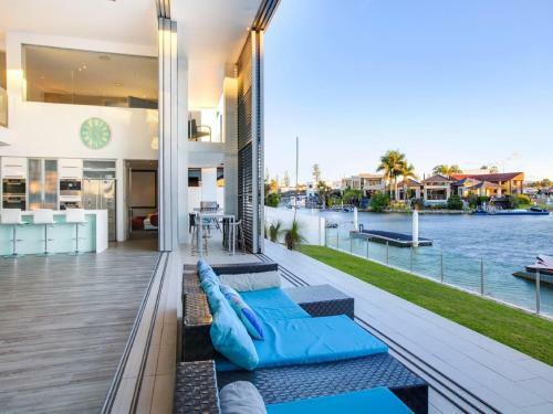 Hostal Luxury Waterfront Home