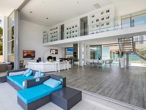 Hostal Luxury Waterfront Home