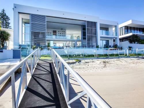 Hostal Luxury Waterfront Home