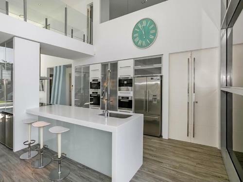 Hostal Luxury Waterfront Home