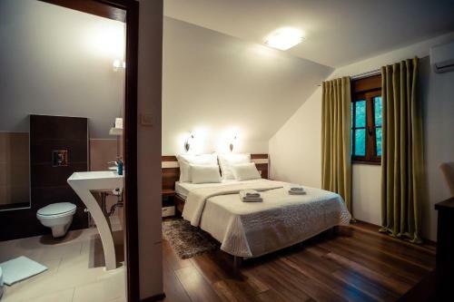 Hostal Golden Lakes Rooms
