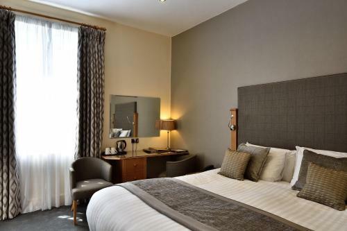 Queens Court Hotel