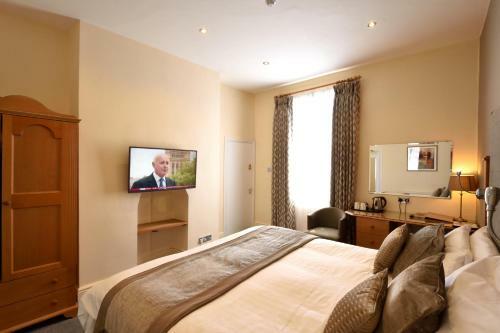 Queens Court Hotel