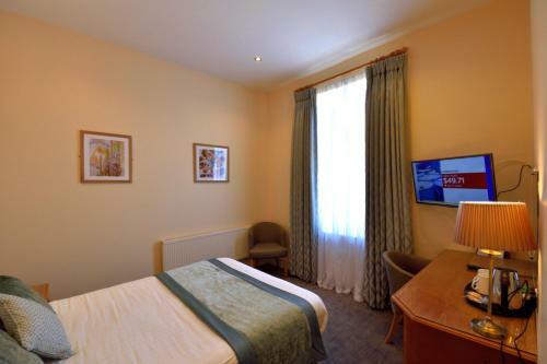 Queens Court Hotel