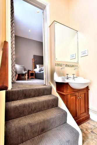 Queens Court Hotel