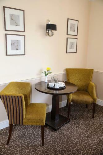 Queens Court Hotel