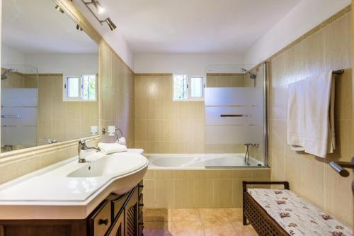 Cala San Vicente Villa Sleeps 6 Pool Air Con Wifi