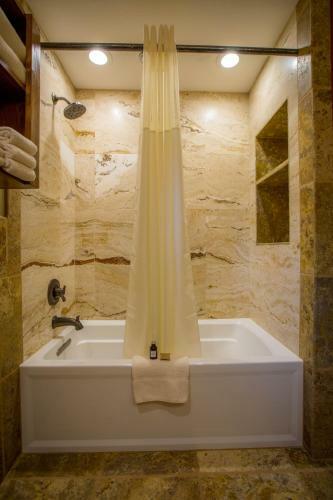 Baycrest Lodge