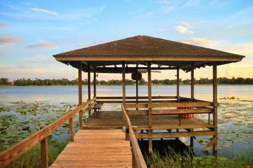 Palm Lakefront Resort And Hostel