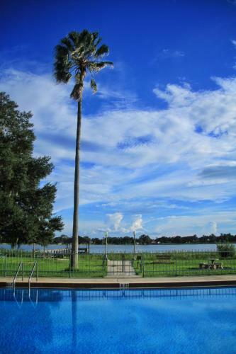Palm Lakefront Resort And Hostel