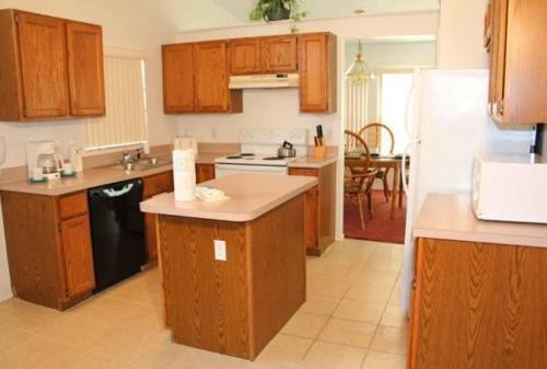 Perfectly Located 3 Bedroom 2 Bath Home In Lindfields