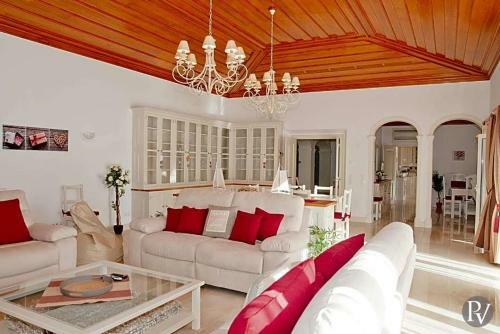 Olhos de Agua Villa Sleeps 10 Pool Air Con Wifi