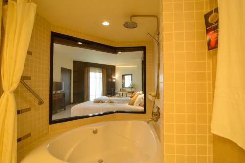 Hotel Novotel Chumphon Beach Resort And Golf
