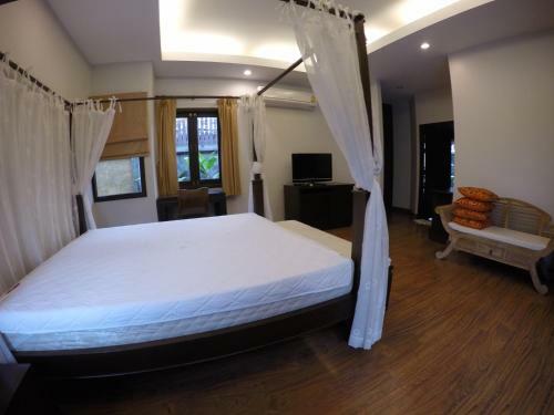 Thalang Pool Villa