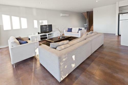 Gippsland Lakehouse A - Canal Frontage