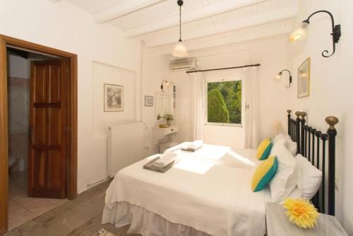 Kassiopi Villa Sleeps 10 Pool Air Con Wifi