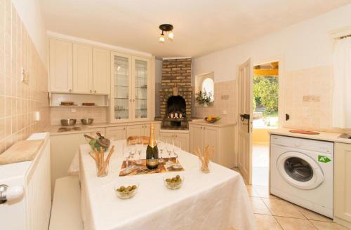 Kassiopi Villa Sleeps 10 Pool Air Con Wifi