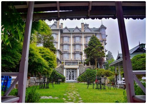 Hotel Cedar Inn