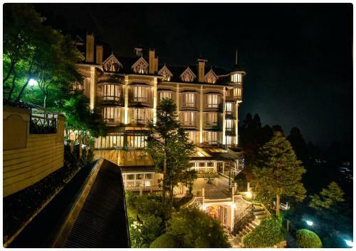 Hotel Cedar Inn