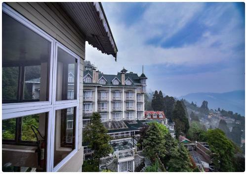 Hotel Cedar Inn