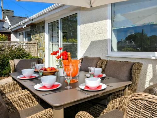 Cozy Holiday Home In Llanbedrog Britain With Private Garden