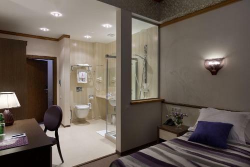 Iris Art Hotel