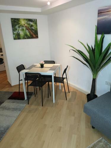 Deluxe Old Town Apartment