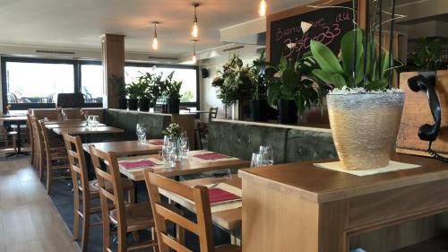 Hotel Room Bistro 33