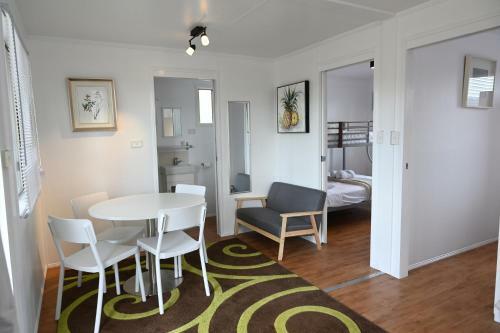 Hotel Crows Nest Tourist Park