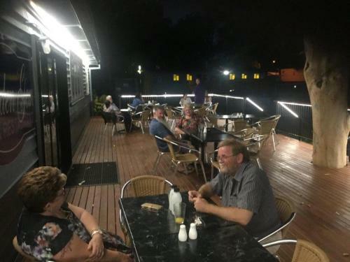 Hotel Crows Nest Tourist Park