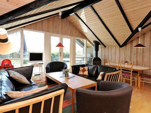 Three-bedroom Holiday Home In B�rkop 15