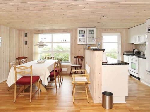 Three-bedroom Holiday Home In Roslev 15