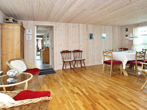 Three-bedroom Holiday Home In Roslev 15